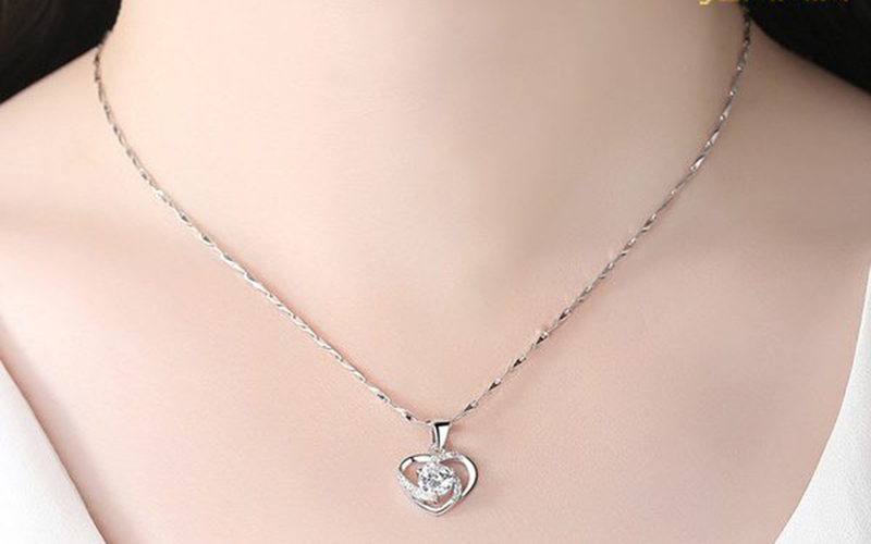 Chọn dây chuyền cho dáng người thấp, hơi mũm mĩm